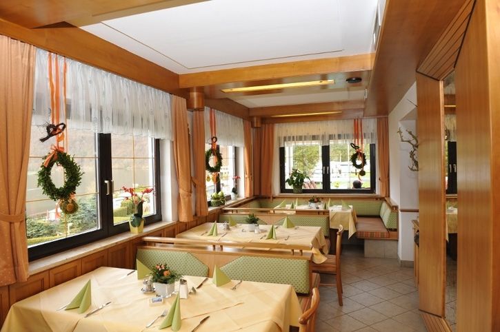 Saal mit gedeckten Tischen im Gasthof Restaurant in Sankt Agatha